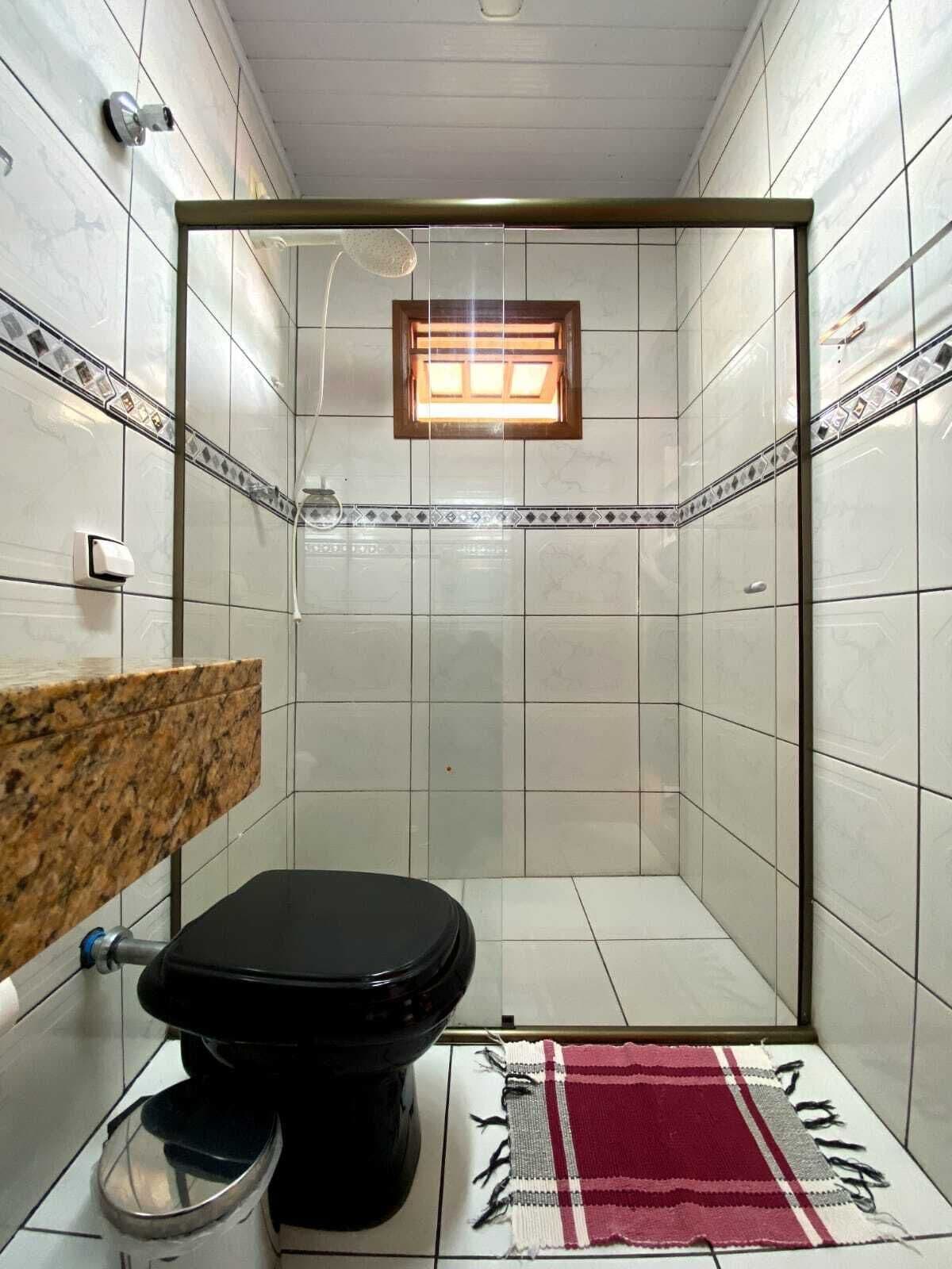 Ducha, secador de pelo, toallas, jabón