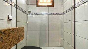 Douche, sèche-cheveux, serviettes fournies, savon