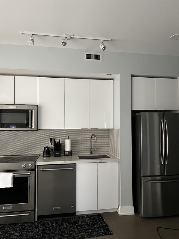 Jääkaappi, mikroaaltouuni, uuni, liesi