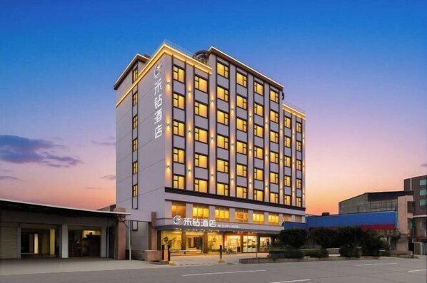 A multi-story hotel with a modern facade, illuminated windows, and a visible entrance. - Mizuan Hotel (Jinjiang International Airport) (Jinjiang)