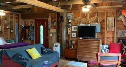 Rustic Bunky on Picturesque Lake