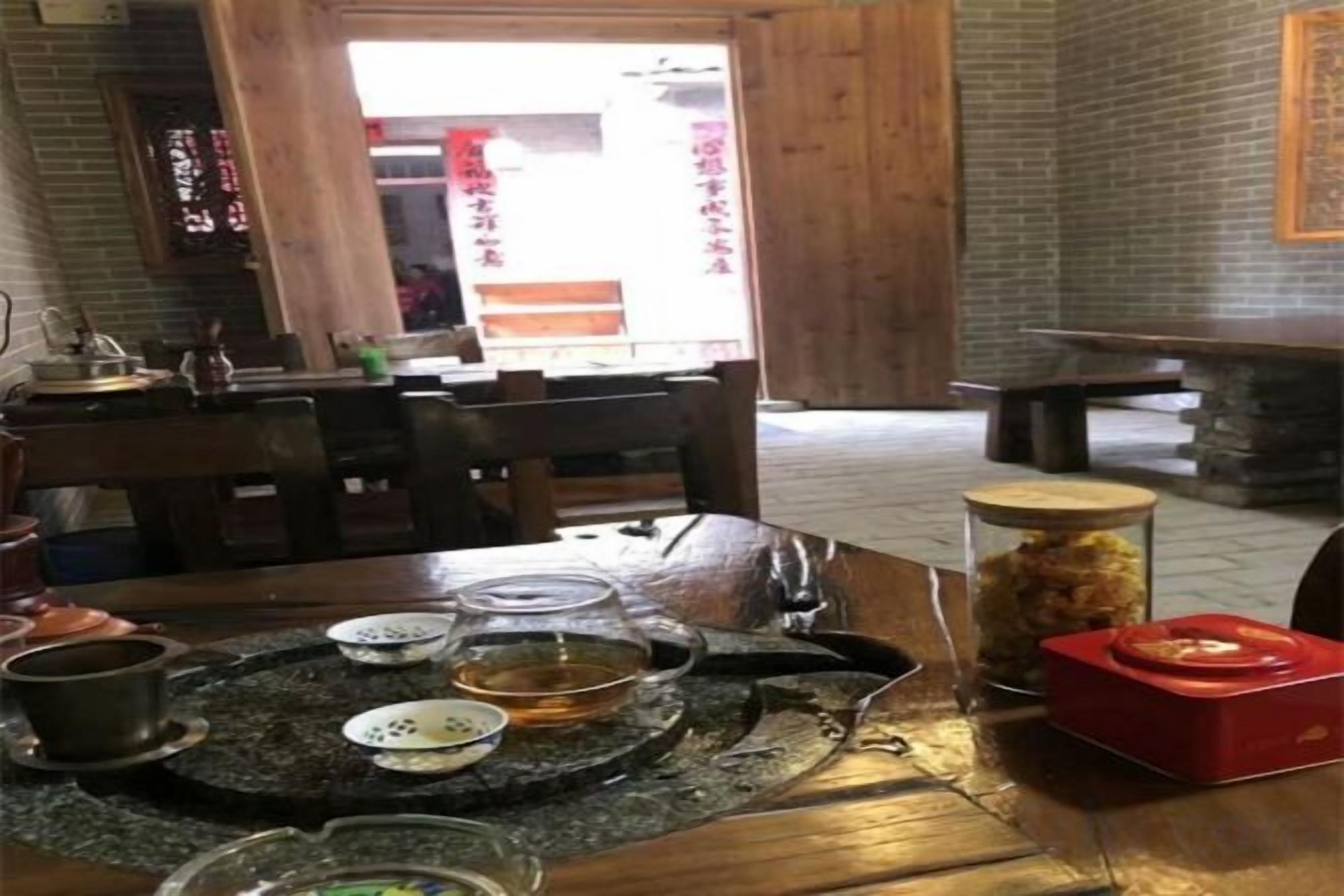 Un décor traditionnel japonais pour les repas, avec des tatamis, une table basse et un service à thé.