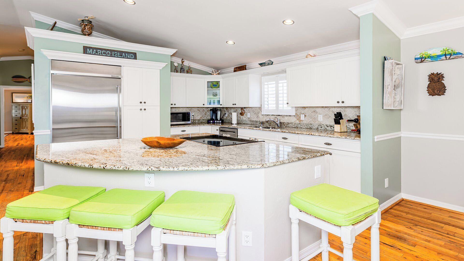 Réfrigérateur, four à micro-ondes, un four, surface de cuisson