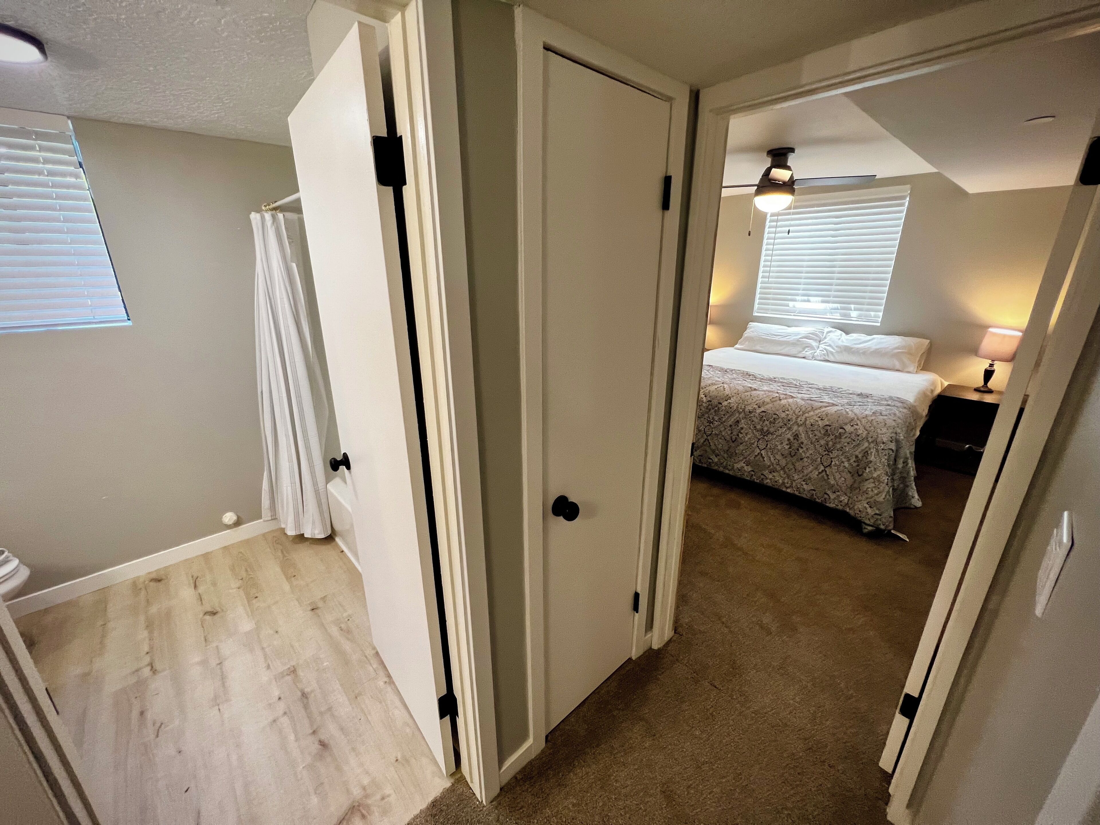 3 bedrooms, desk, iron/ironing board, travel crib