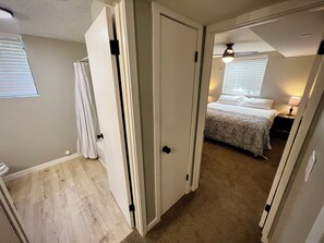 3 slaapkamers, een bureau, een strijkplank/strijkijzer, reisbedje