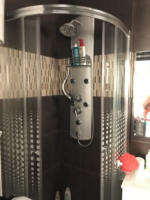 Doccia, asciugacapelli, asciugamani, sapone