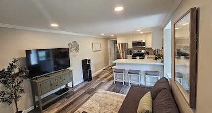 Apt. A, Cozy 2-bedroom in charming Evesham with AC, WiFi, fully updated place.