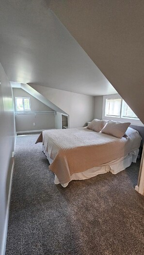 2 bedrooms, WiFi, bed sheets - Apt. A, Cozy 2-bedroom in charming Evesham with AC, WiFi, fully updated place. (Evesham)
