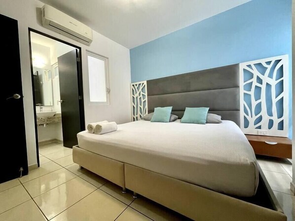 2 bedrooms, iron/ironing board, WiFi, bed sheets - Central location - walk everywhere! (Puerto Vallarta)