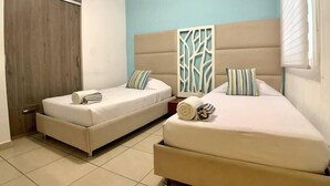 Une chambre d’hôtel avec deux lits, une armoire et un panneau décoratif au mur.