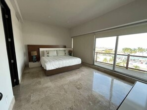 2 bedrooms, iron/ironing board, WiFi - Excellent location in the Hotel Zone, Fast WiFi (Puerto Vallarta)