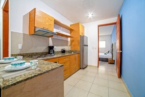 Een koelkast, een magnetron, een oven, een kookplaat