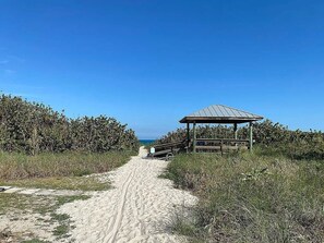 Beach nearby, sun-loungers, beach towels - Mangrove Cove: Home With Private Beach Access (Vero Beach)