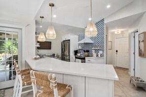 冰箱、微波炉、烤箱、炉灶