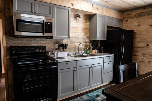 Cozy 2-bedroom cabin in delightful Albany on Dale Hollow Lake /w Slip #21