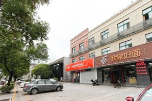 A building with a storefront and a closed shop. - Shenzhou Business Hotel (Jinhu)