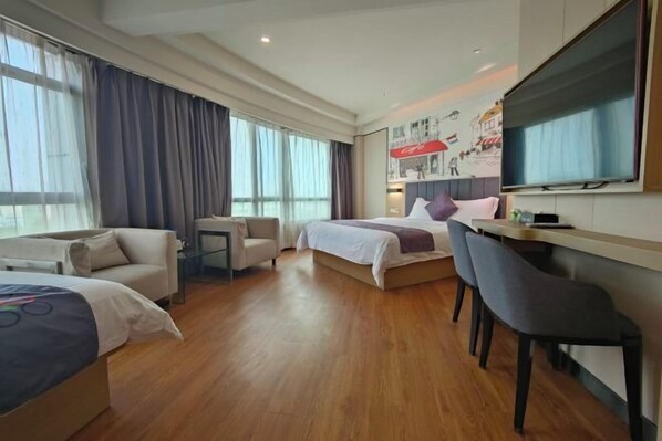 A hotel room with a bed, a desk, a chair, and a TV. - Yi mi select hotel (Guangzhou Science City Jiada store ) (Guangzhou)