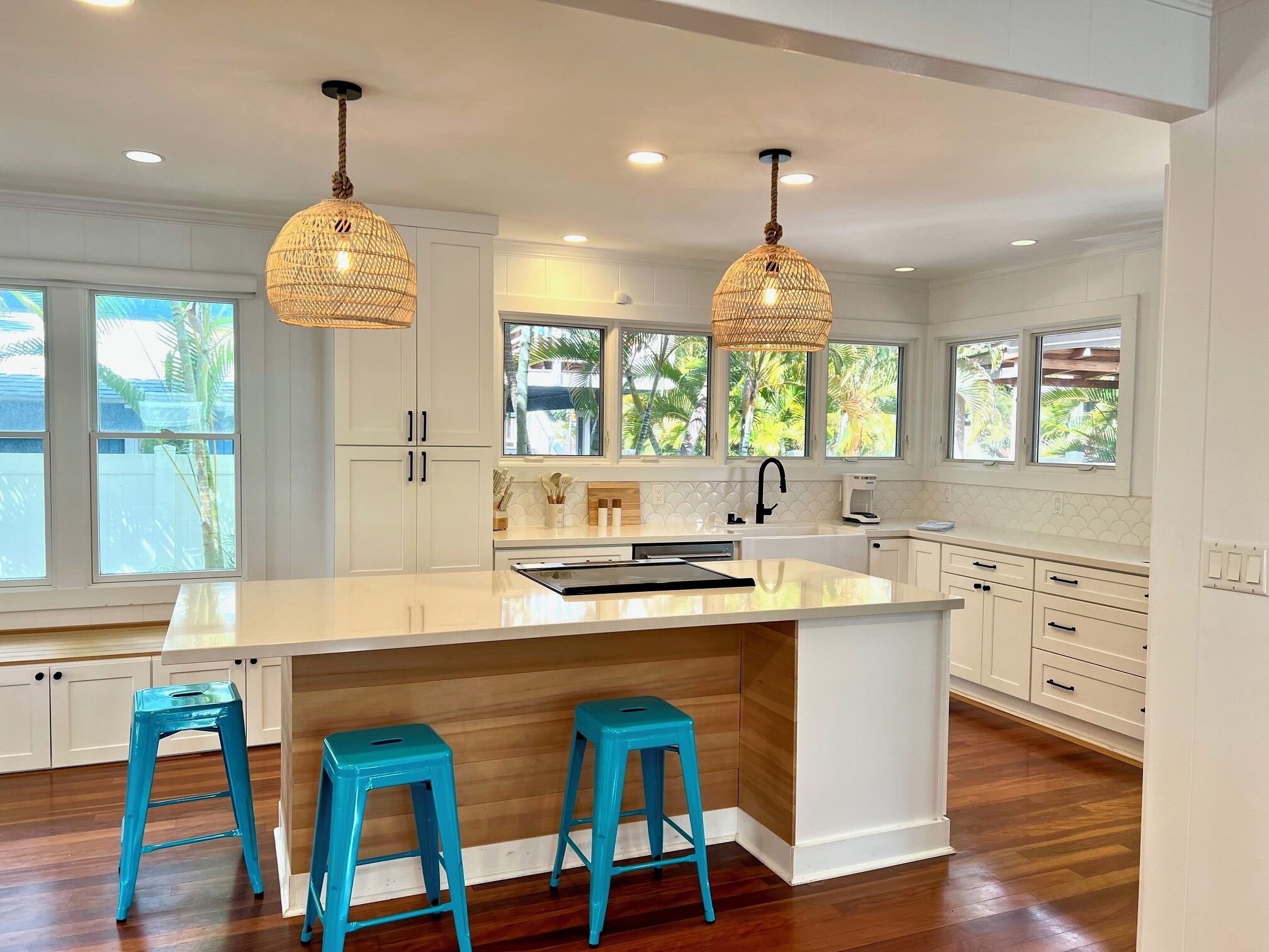 Steps to beach! Beachside 4-bedroom house in Kailua with AC & WiFi