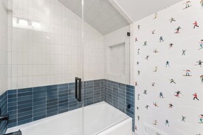 Suihku, hiustenkuivaaja, pyyhkeet, saippua