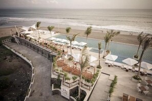 Outdoor pool - LV8 Resort Hotel Bali (Bali)