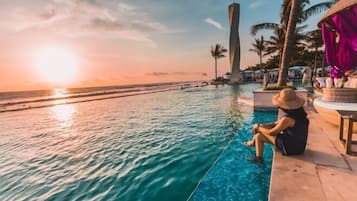 Hồ bơi ngoài trời