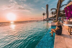 Outdoor pool - LV8 Resort Hotel Bali (Bali)