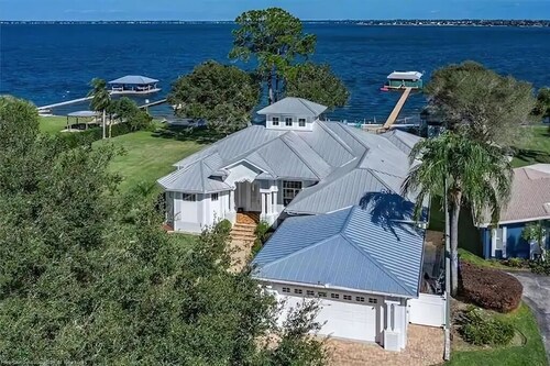 Private Old Florida Lake House Retreat 5 bedroom 4 bathroom home away from home