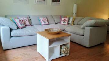 Een smart-tv en boeken