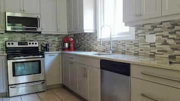 Een koelkast, een magnetron, een oven, een kookplaat