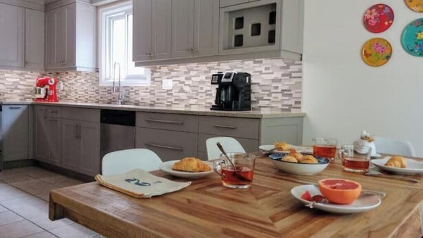 Dining - Relaxing Birdsong Bungalow (Port Dover)