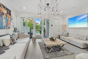 Living area - Spacious 5-bedroom house Best Location (Miami)