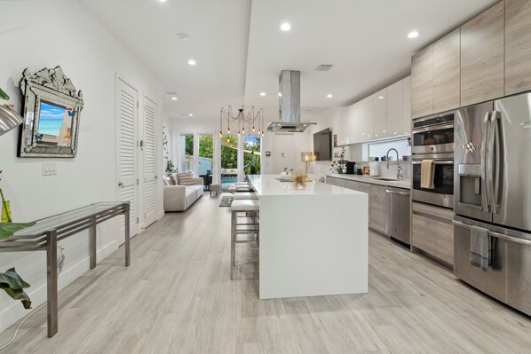 Private kitchen - Spacious 5-bedroom house Best Location (Miami)