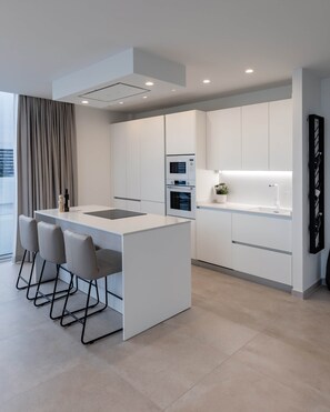 Kühlschrank, Mikrowelle, Herdplatte, Geschirrspüler