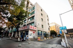 Un edificio de varios pisos con escaparate en la planta baja.