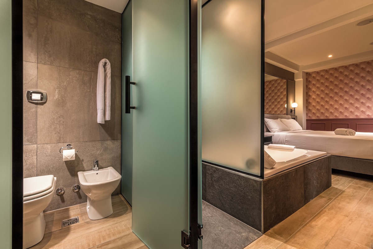 Un baño moderno con inodoro, bidé y toallero.