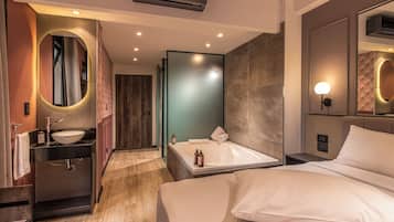 Caja de seguridad en la habitación y espacio para trabajar con laptop