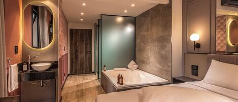 Chambre supérieure double | Coffre-fort, espace de travail pour ordinateurs portables