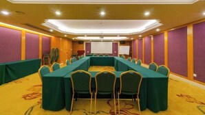 A conference room with a long table, chairs, and a projector screen. - Vienna International Hotel (Meizhou Dingzi Bridge) (Meizhou)