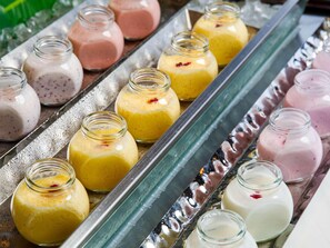 A tray of various fruit smoothies in small glass jars. - Swissotel Hot Spring Hotel Xi'an Xinxing (Xi'an)