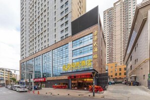 Un edificio de varios pisos con grandes ventanales y escaparate.