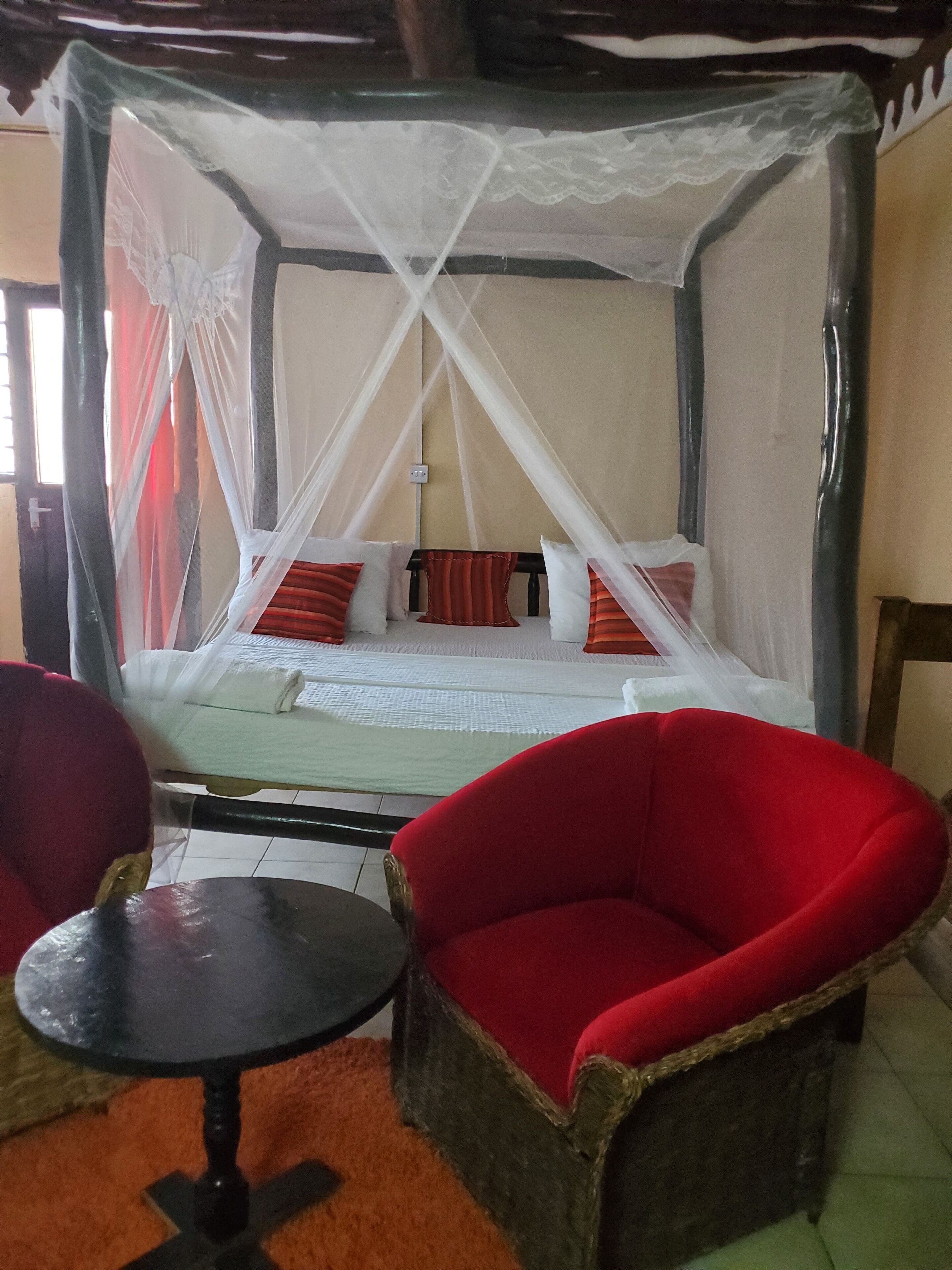 Tripla familiare, balcone, vista piscina | Una scrivania, postazione laptop, tende oscuranti, ferro/asse da stiro