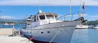 Amazing Fun  with great view 3-bedroom boat with AC and WiFi in Lottsburg