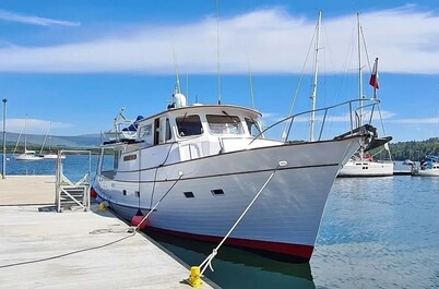 Amazing Fun  with great view 3-bedroom boat with AC and WiFi in Lottsburg