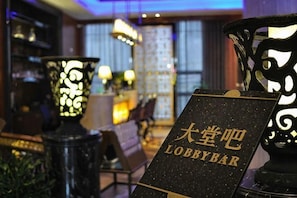 Eine Lobby mit einem Schild, auf dem 'LOBBYBAR' steht, und dekorativer Beleuchtung.