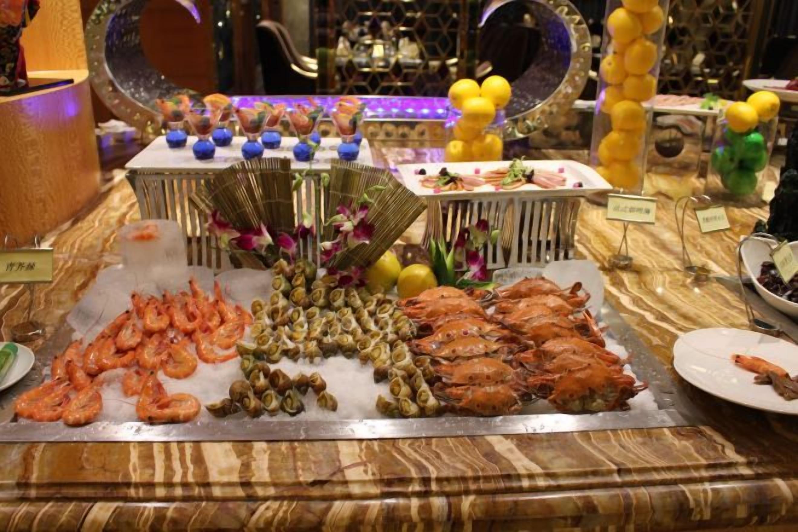 Buffet amb plats de marisc, com ara gambes, cranc i ostres.