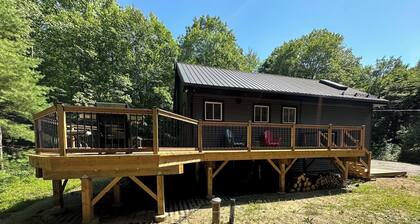 Charcoal Tree House: Cozy Cottage, Luxe Deck, Stargazing, Theatre, Forest Views