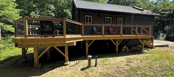 Charcoal Tree House: Cozy Cottage, Luxe Deck, Stargazing, Theatre, Forest Views