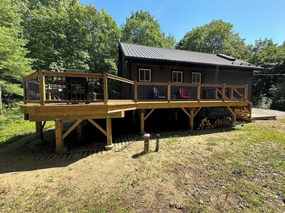 Charcoal Tree House: Cozy Cottage, Luxe Deck, Stargazing, Theatre, Forest Views