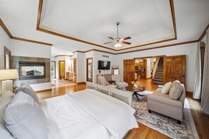 6 bedrooms, iron/ironing board, internet, bed sheets