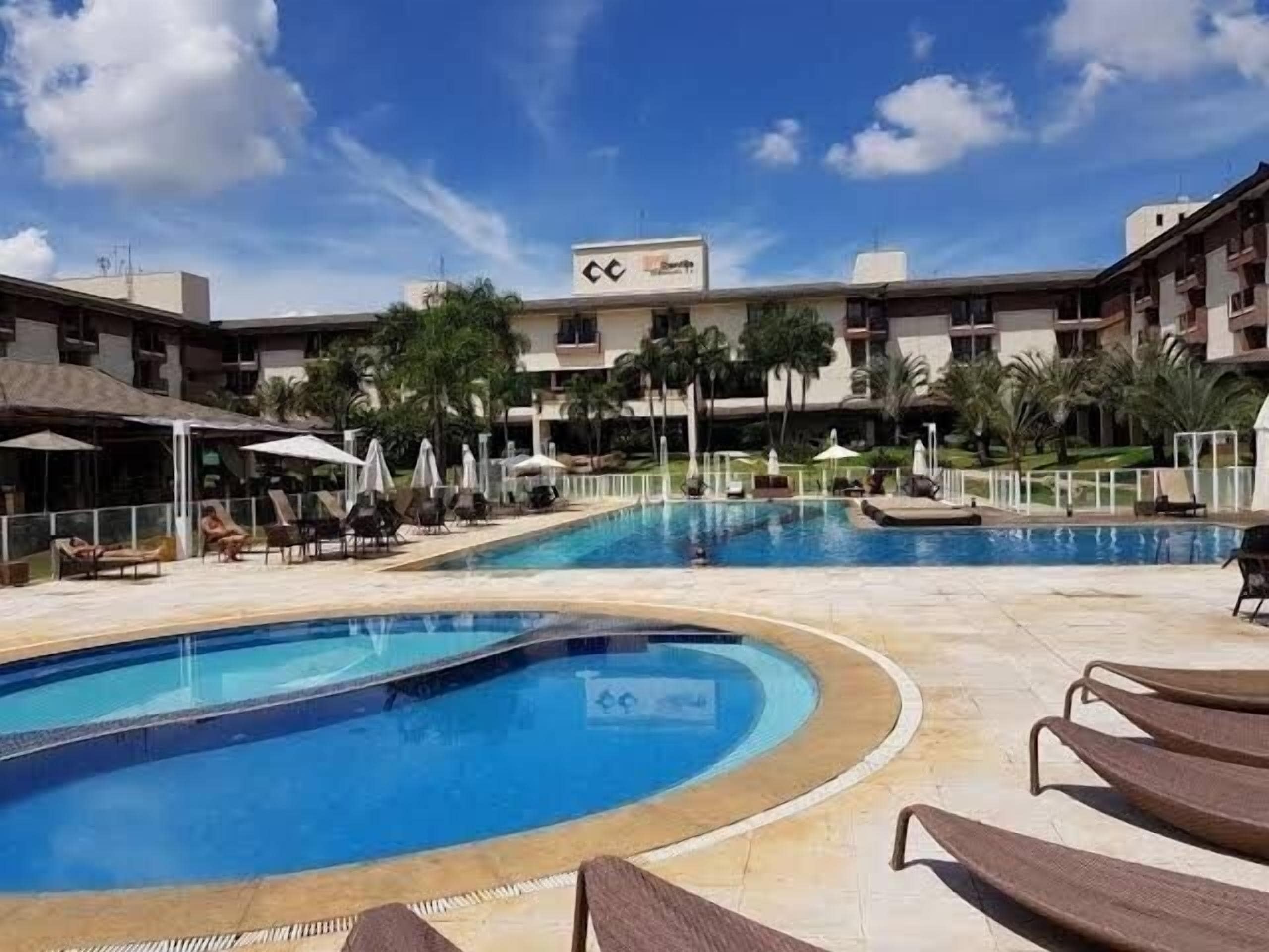 Apartemen | Kolam renang | 2 kolam renang outdoor